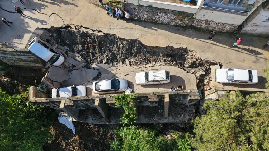 Hatay’da sağanak nedeniyle ev ve yol çöktü, 2 kişi hayatını kaybetti